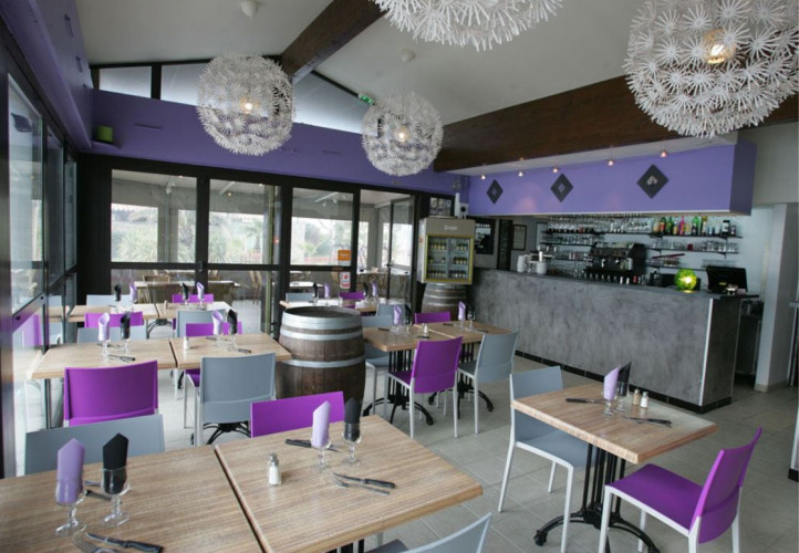 Intérieur la source toulon restaurant violet bois