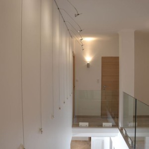 Haut d'escalier avec rambarde en verre design